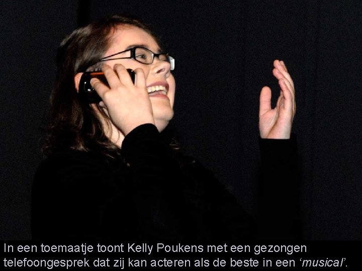 In een toemaatje toont Kelly Poukens met een gezongen telefoongesprek dat zij kan acteren