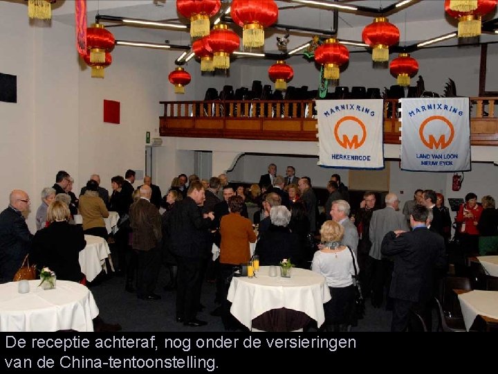 De receptie achteraf, nog onder de versieringen van de China-tentoonstelling. 