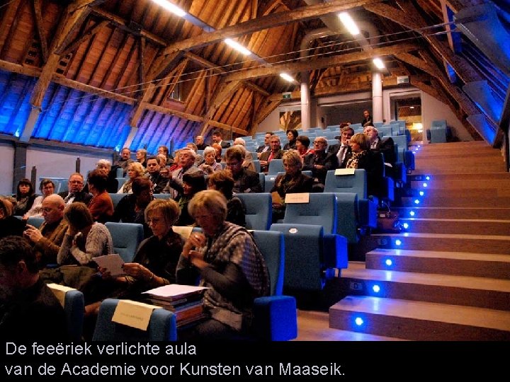 De feeëriek verlichte aula van de Academie voor Kunsten van Maaseik. 