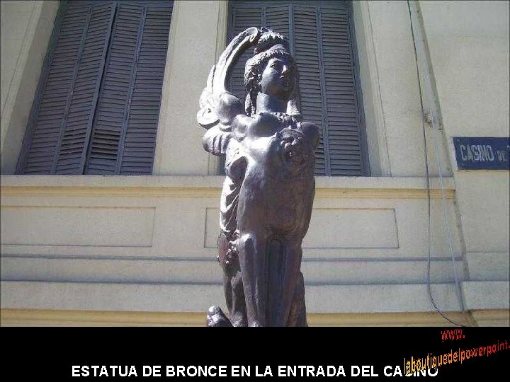 ESTATUA DE BRONCE EN LA ENTRADA DEL CASINO 