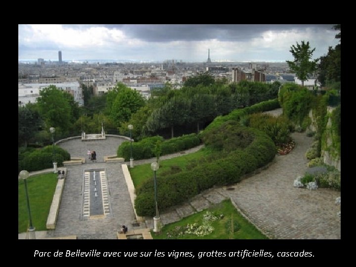 Parc de Belleville avec vue sur les vignes, grottes artificielles, cascades. 