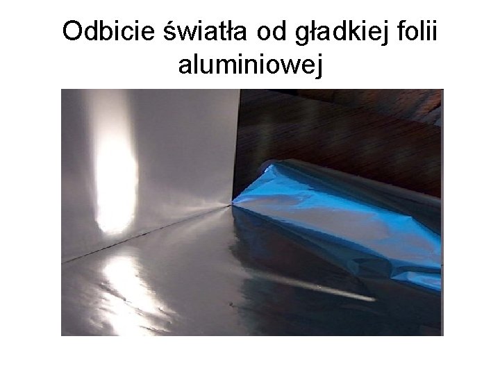 Odbicie światła od gładkiej folii aluminiowej 