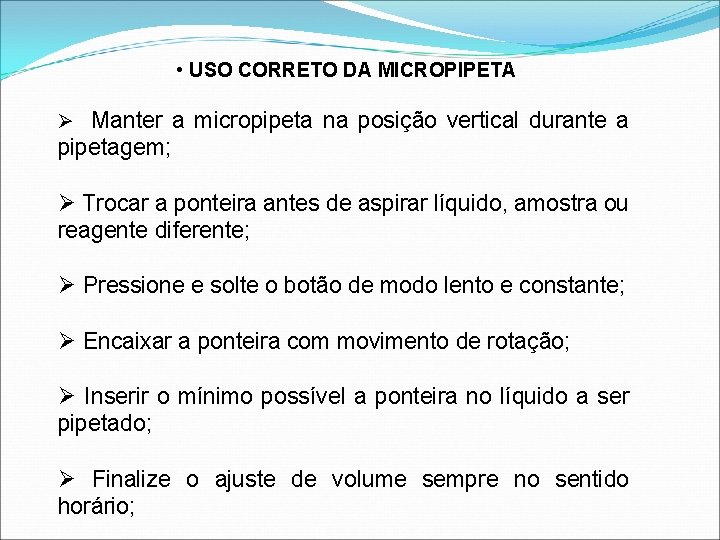  • USO CORRETO DA MICROPIPETA Ø Manter a micropipeta na posição vertical durante
