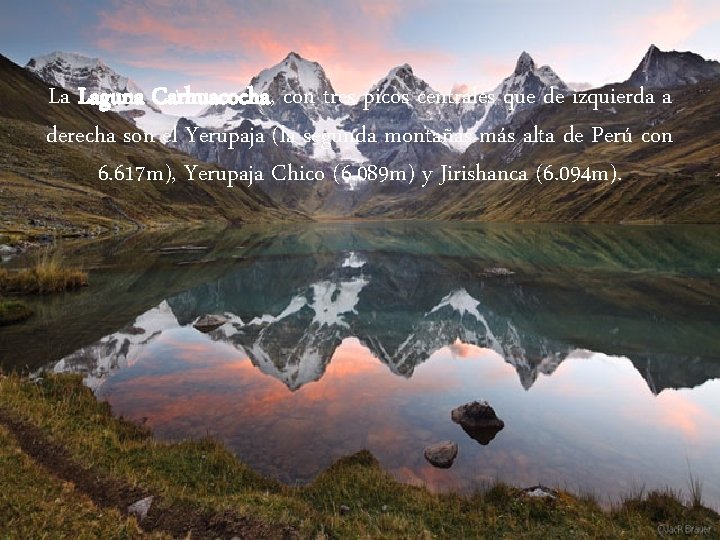 La Laguna Carhuacocha, con tres picos centrales que de izquierda a derecha son el