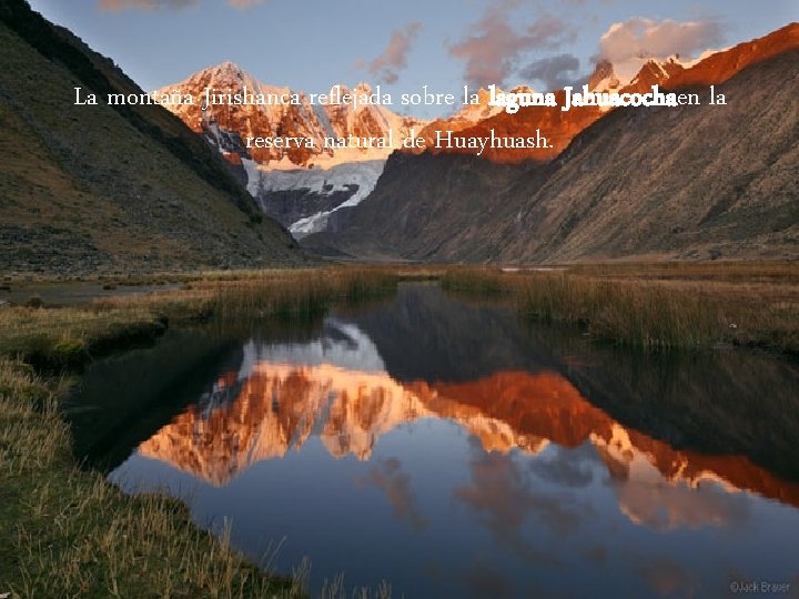 La montaña Jirishanca reflejada sobre la laguna Jahuacochaen la reserva natural de Huayhuash. 