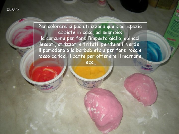 Per colorare si può utilizzare qualsiasi spezia abbiate in casa, ad esempio: la curcuma