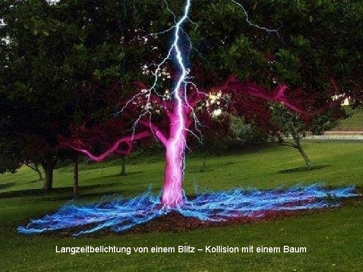 Long exposurevon ofeinem a lightning boltmithitting a tree Langzeitbelichtung Blitz – Kollision einem Baum