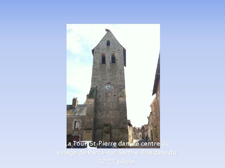 La Tour St-Pierre dans le centre du village de Parcé-sur-Sarthe. Elle date du 12