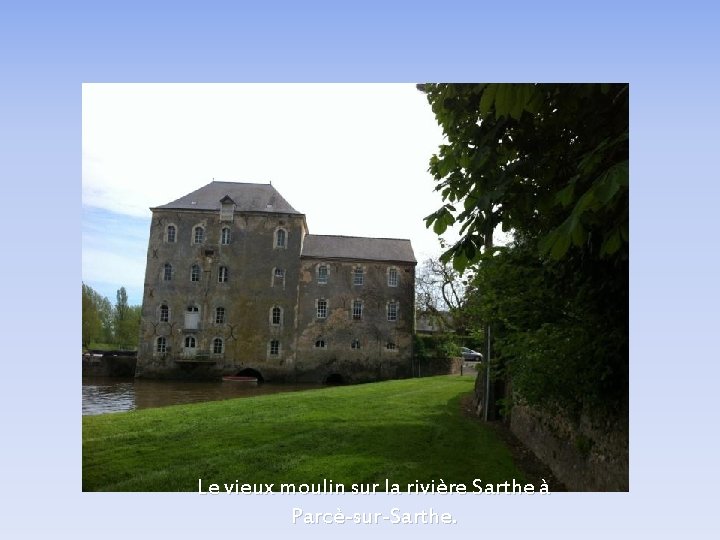 Le vieux moulin sur la rivière Sarthe à Parcè-sur-Sarthe. 