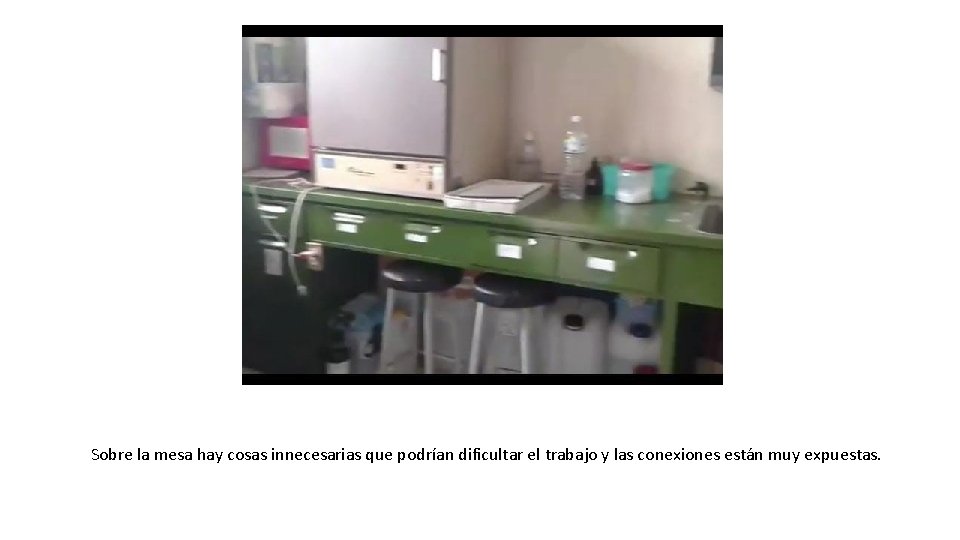 Sobre la mesa hay cosas innecesarias que podrían dificultar el trabajo y las conexiones