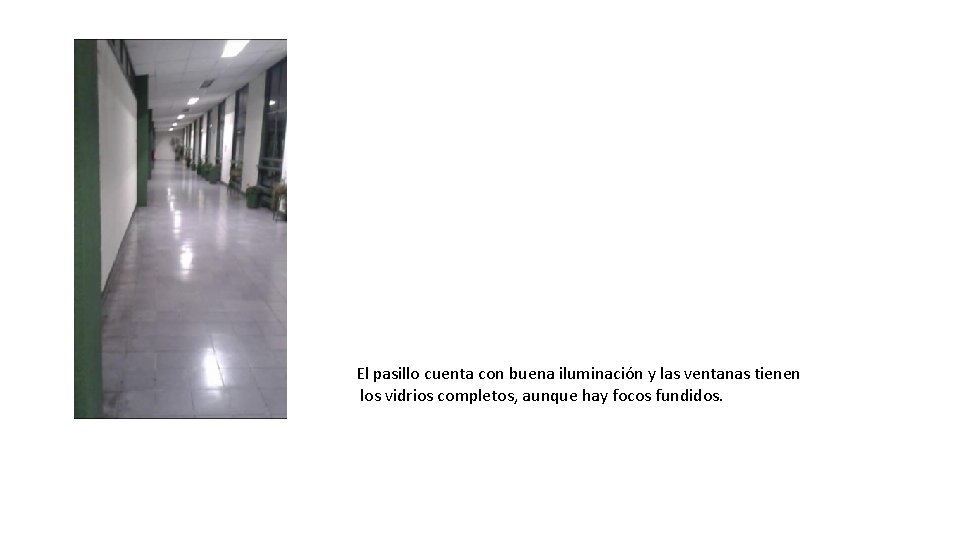 El pasillo cuenta con buena iluminación y las ventanas tienen los vidrios completos, aunque