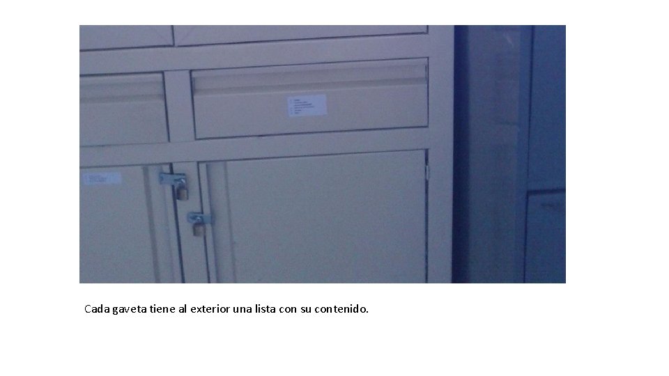 Cada gaveta tiene al exterior una lista con su contenido. 