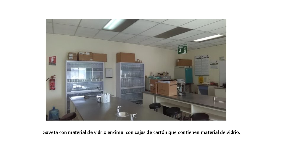 Gaveta con material de vidrio encima con cajas de cartón que contienen material de