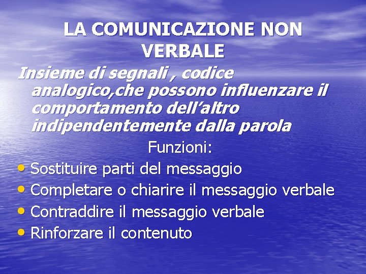 LA COMUNICAZIONE NON VERBALE Insieme di segnali , codice analogico, che possono influenzare il