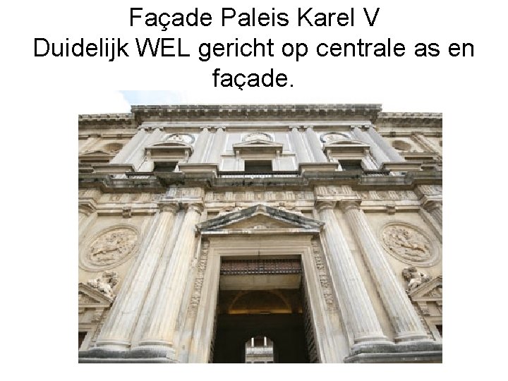 Façade Paleis Karel V Duidelijk WEL gericht op centrale as en façade. 