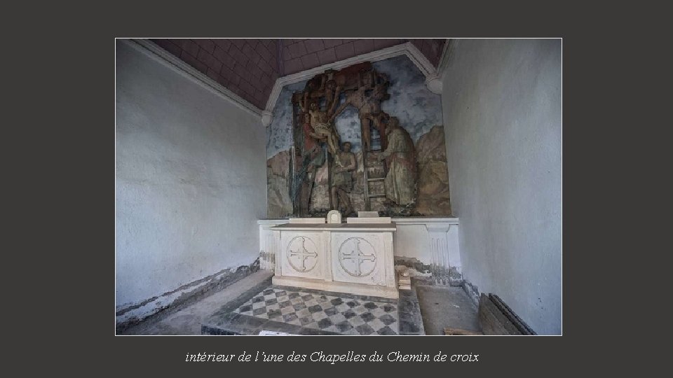 intérieur de l’une des Chapelles du Chemin de croix 