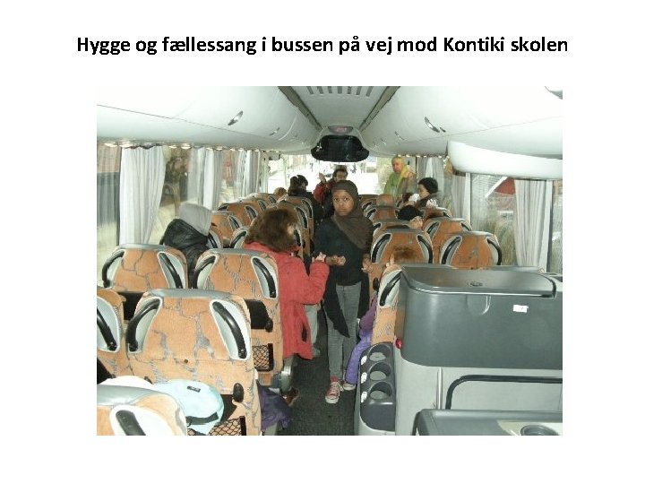 Hygge og fællessang i bussen på vej mod Kontiki skolen 