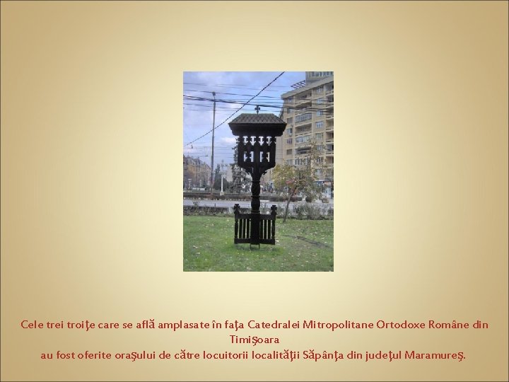 Cele trei troiţe care se află amplasate în faţa Catedralei Mitropolitane Ortodoxe Române din