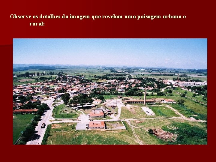 Observe os detalhes da imagem que revelam uma paisagem urbana e rural: 