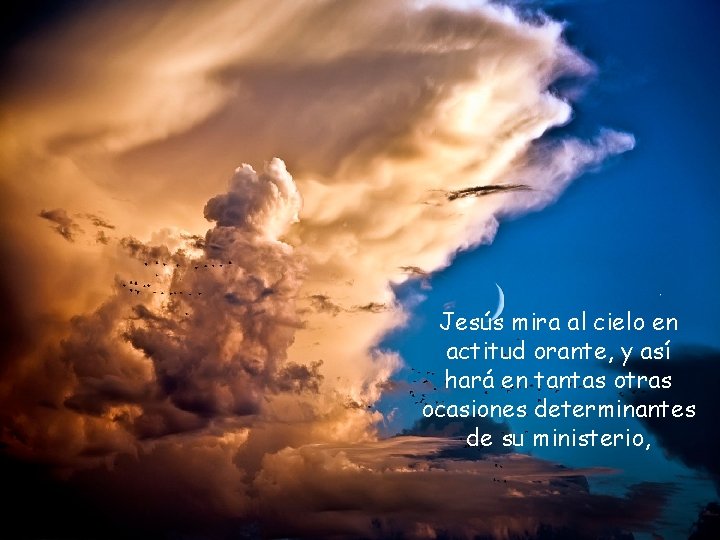 Jesús mira al cielo en actitud orante, y así hará en tantas otras ocasiones