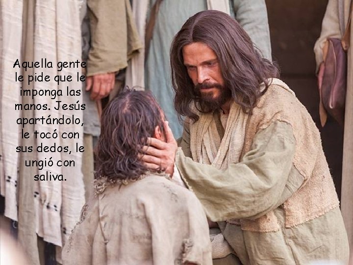 Aquella gente le pide que le imponga las manos. Jesús apartándolo, le tocó con