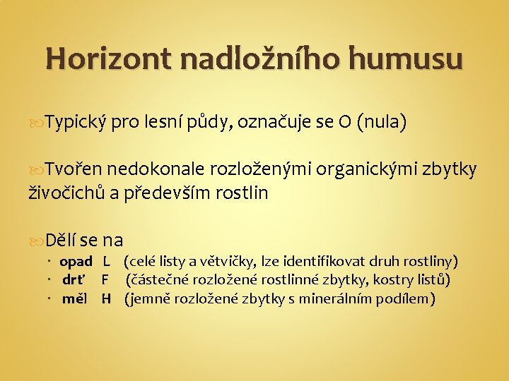 Horizont nadložního humusu Typický pro lesní půdy, označuje se O (nula) Tvořen nedokonale rozloženými