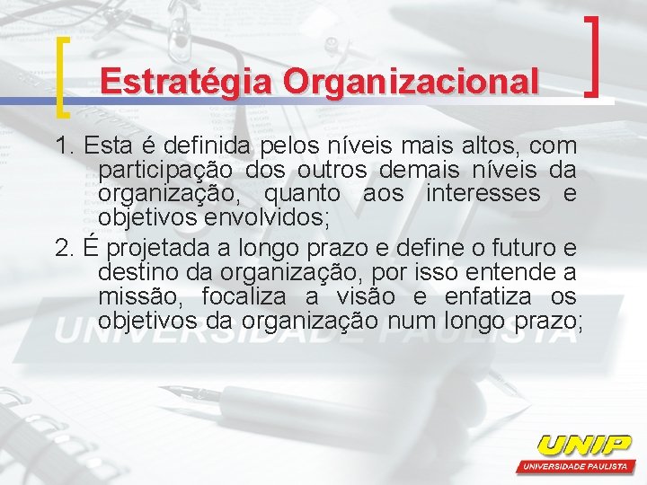 Estratégia Organizacional 1. Esta é definida pelos níveis mais altos, com participação dos outros