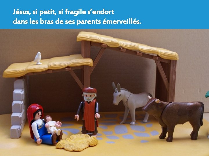 Jésus, si petit, si fragile s’endort dans les bras de ses parents émerveillés. 