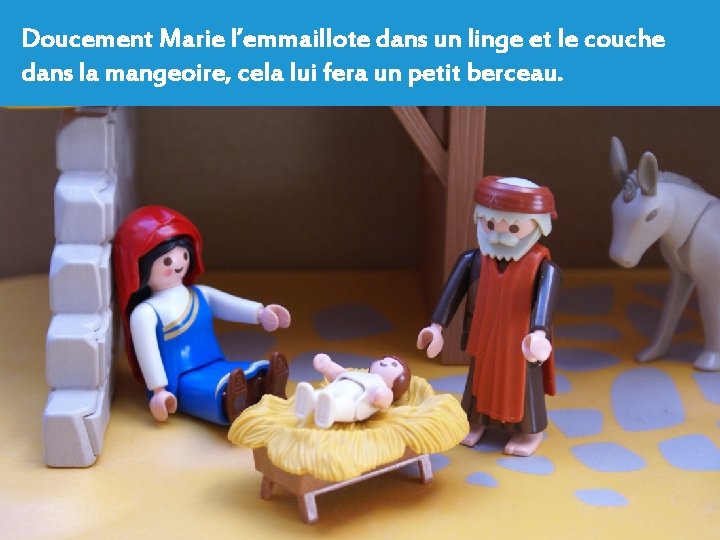 Doucement Marie l’emmaillote dans un linge et le couche dans la mangeoire, cela lui