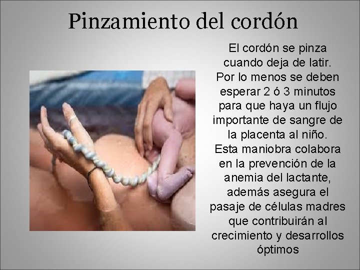 Pinzamiento del cordón El cordón se pinza cuando deja de latir. Por lo menos