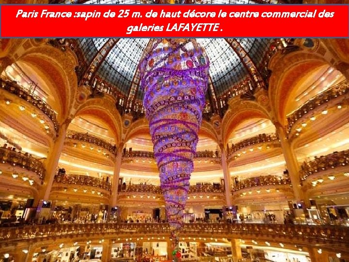 Paris France : sapin de 25 m. de haut décore le centre commercial des