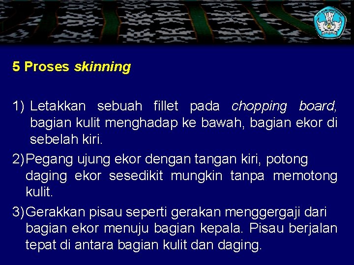 5 Proses skinning 1) Letakkan sebuah fillet pada chopping board, bagian kulit menghadap ke