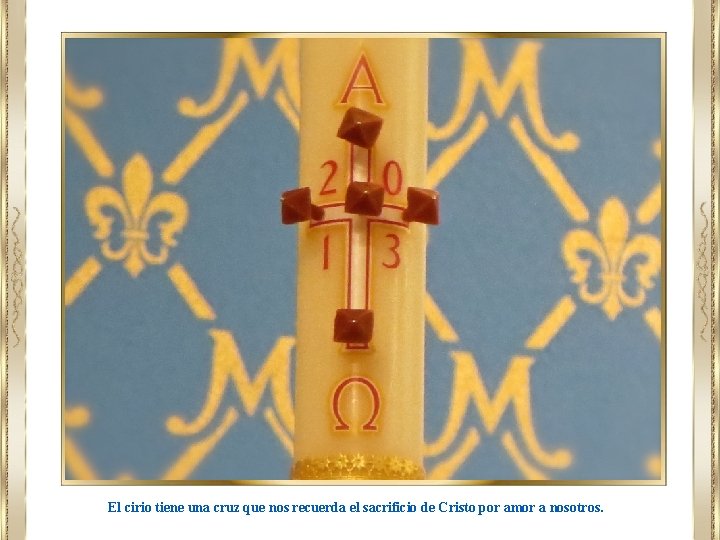 El cirio tiene una cruz que nos recuerda el sacrificio de Cristo por amor