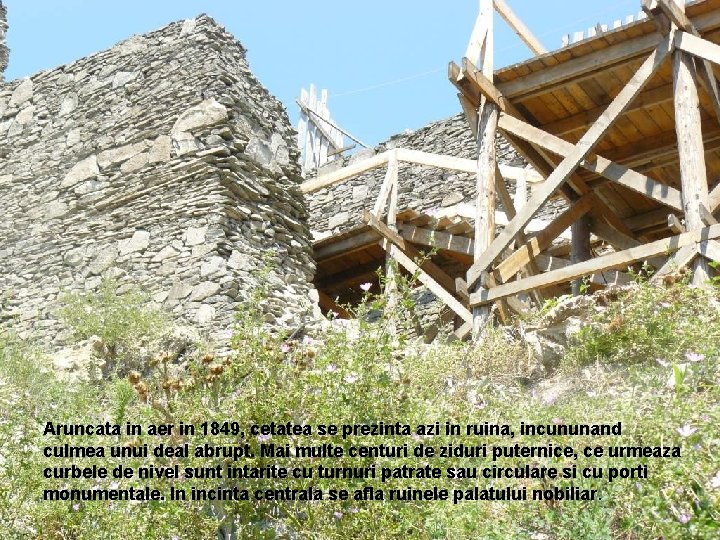 Aruncata in aer in 1849, cetatea se prezinta azi in ruina, incununand culmea unui