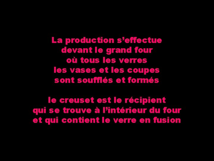 La production s’effectue devant le grand four où tous les verres les vases et