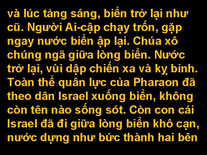 và lúc tảng sáng, biển trở lại như cũ. Người Ai-cập chạy trốn, gặp