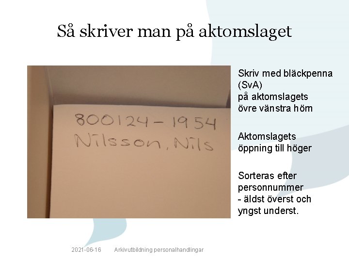 Så skriver man på aktomslaget Skriv med bläckpenna (Sv. A) på aktomslagets övre vänstra