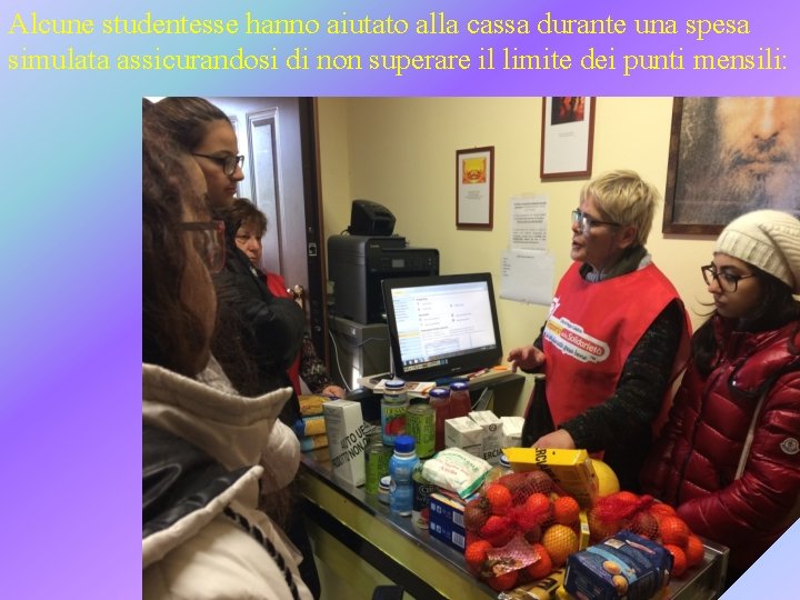 Alcune studentesse hanno aiutato alla cassa durante una spesa simulata assicurandosi di non superare