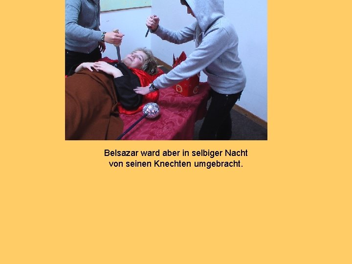 Belsazar ward aber in selbiger Nacht von seinen Knechten umgebracht. 