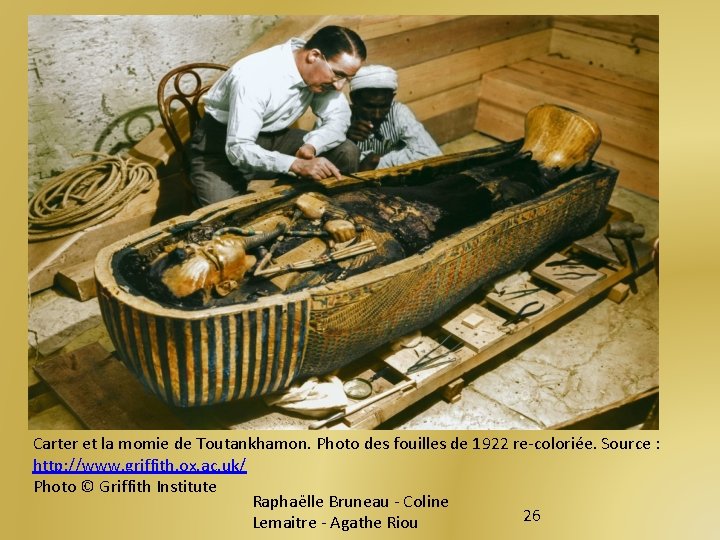 Carter et la momie de Toutankhamon. Photo des fouilles de 1922 re-coloriée. Source :