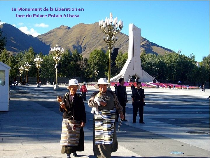 Le Monument de la Libération en face du Palace Potala à Lhasa 