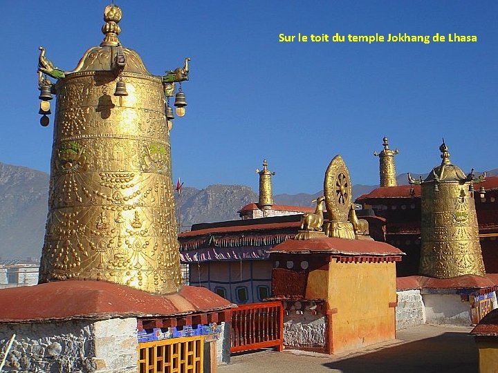Sur le toit du temple Jokhang de Lhasa 