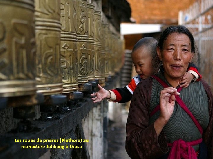 Les roues de prières (Plethora) au monastère Johkang à Lhasa 