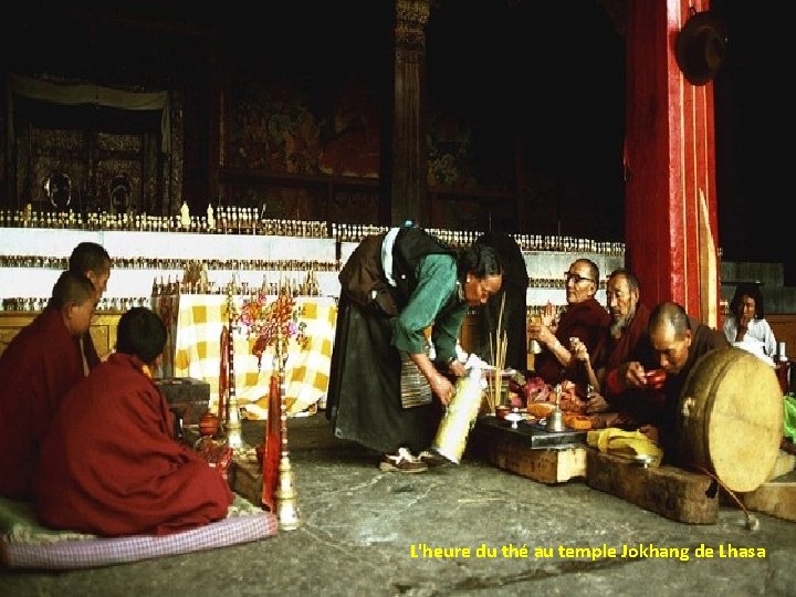 L'heure du thé au temple Jokhang de Lhasa 