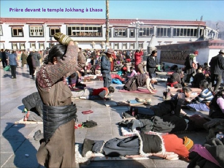 Prière devant le temple Jokhang à Lhasa 