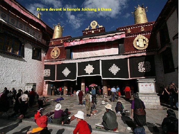 Prière devant le temple Jokhang à Lhasa 
