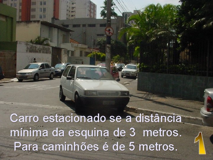 Carro estacionado se a distância mínima da esquina de 3 metros. Para caminhões é