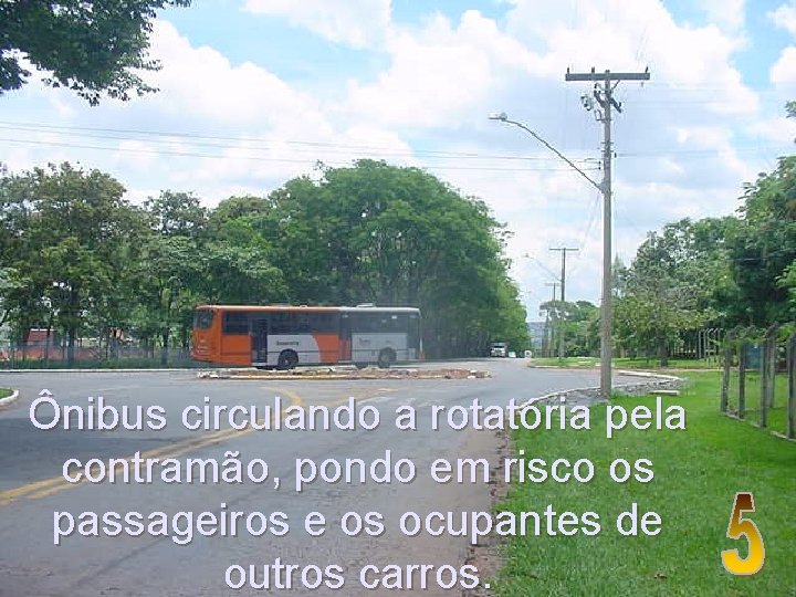 Ônibus circulando a rotatória pela contramão, pondo em risco os passageiros e os ocupantes