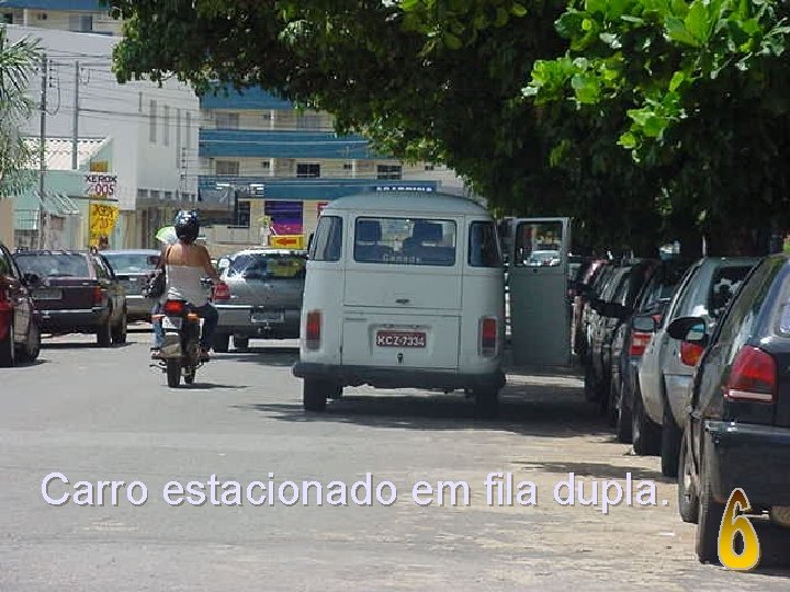 Carro estacionado em fila dupla. 