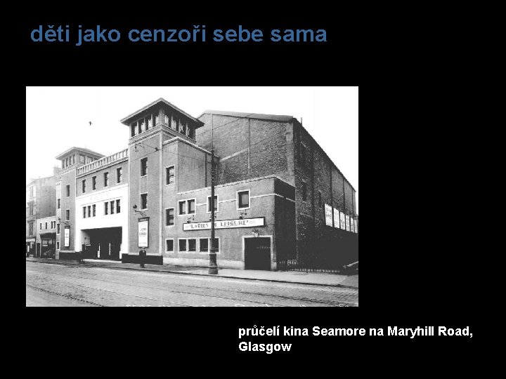 děti jako cenzoři sebe sama průčelí kina Seamore na Maryhill Road, Glasgow 